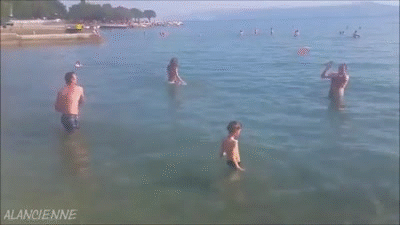 아니_원반은_그렇게_던지는_사람이_어딨어_ㅋㅋㅋ.gif