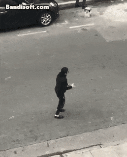 먼가_부족한_마이클잭슨_춤을_추는_사람.gif