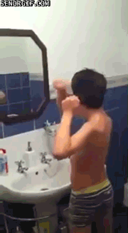 거울앞에서_멋진_척_하다가_부모님에게_들켰을_때.gif